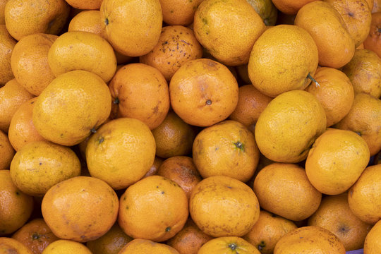 muitas lararanjas na feira