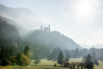 Château de conte de fées Neuschwanstein dans la brume