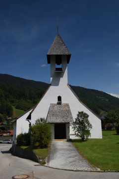 Ramsau, Bayern, Deutschland - Juli 29, 2018 : Ein Blick auf die Pfarrkirche "Zum Guten Hirten" in Ramsau.