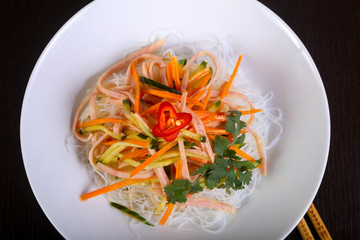 Salad vith noodle and vegetables