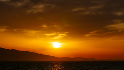 Obraz premium Sunset or sunrise over the sea. the concept of tranquility, calm, rest and travel.