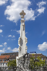 Fototapeta na wymiar famous white fountain at saint johanner market place in Saarbruecken