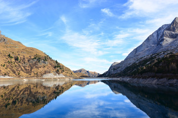 Fototapeta premium Il lago di Fedaia ai piedi del ghiacciaio della Marmolada