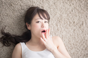 寝転ぶ女性