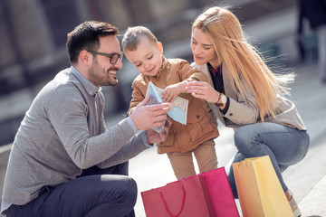 Obraz premium Happy family studying map