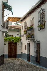 Fototapeta na wymiar Street view of white buildings in the moorish neighbourhood of Granada, Spain