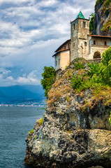 Fototapeta premium Santa Caterina del Sasso in Leggiuno am Lago Maggiore