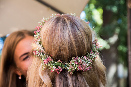 Braut mit Blumenkranz