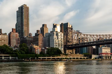 Foto op Plexiglas New York City / USA - JUL 31 2018: Queensboro Bridge and midtown view from Roosevelt Island in the early morning © Edi Chen
