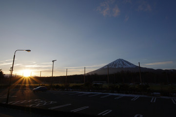Fototapeta na wymiar 富士山　朝日が昇る