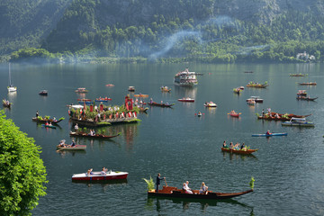 Fronleichnamsprozession auf dem Hallstättersee 