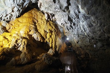 ヌチシヌジガマの黄金岩