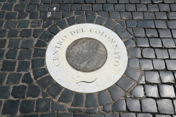 Vatican-July 27,2018: Centro del colonnato in Piazza San Pietro 