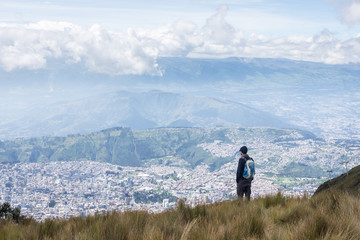 Fototapeta na wymiar Randonneur sur le Pichincha, avec vue sur Quito