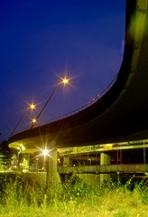 Brücke am Bahnhof in Stade nei Nacht