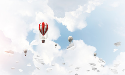 Obraz premium Flying hot air balloons in the air.