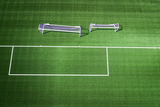Fußballplatz mit Fußballtoren aus der Vogelperspektive, Luftbild