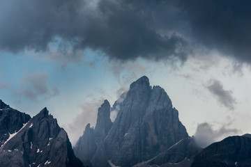 Chmury oplatające szczyty w Dolomitach, Włochy © magdalena