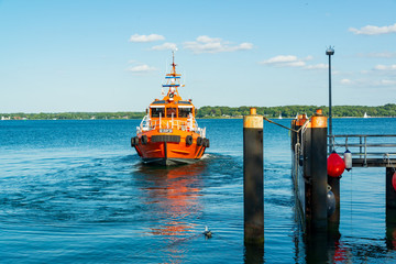 Fototapeta premium Lotsenversetzboot Kieler Bucht Holtenauer Schleuse
