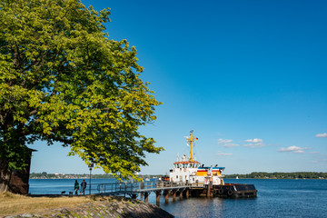 Schlepper wartet in Holtenau an der Pier