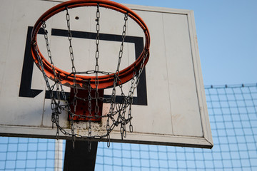 Basketballkorb auf einem Schulhof
