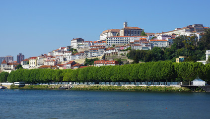 Ville de Coimbra sur le fleuve Londego