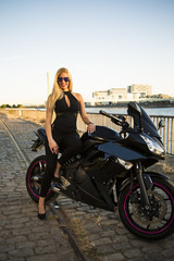 weibliche Motorradfahrerinnen am Flussufer einer Gro&szlig;stadt