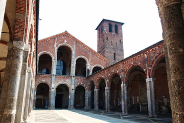 Fototapeta na wymiar Sant'Ambrogio (Bazylika św. Ambrożego w Mediolanie) 