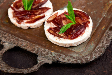 Snack with rice crispbread and fresh fruits