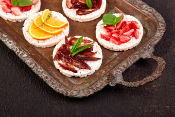 Snack with rice crispbread and fresh fruits