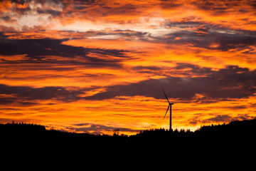 Obraz premium Colourful dramatic sunset at evening in Germany view to mountains