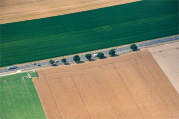 vue a&eacute;rienne d'une route &agrave; Chalons-en-Champagne dans la Marne en France
