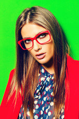 Naklejka premium woman in red spectacles
