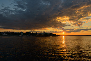 Obraz premium July 5, 2014: The embankment of the Volga River in the city of Cheboksary at sunset. Cheboksary. Russia.