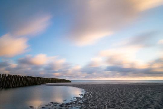 Am Meer, meditative Abend Stimmung an der Nordsee in Zeeland, weiter Himmel ruhige See , Langzeitbelichtung   