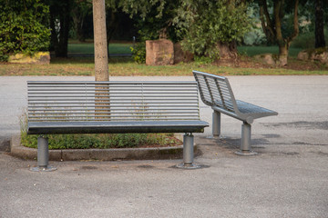 Metallb&auml;nke in einem Park