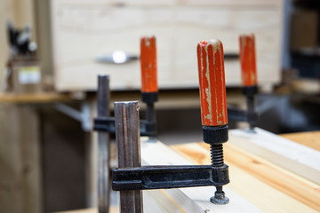 rote Holzzwingen an einem Holzstück zur Fixierung