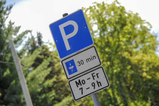 Verkehrsziechen Zeichen Parken Parkplatz mit Einschränkung Parkverbot werktags