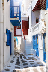 Balue Fenster und Türen in den traditionellen, weißen Gassen der Insel Mykonos, Kykladen,...