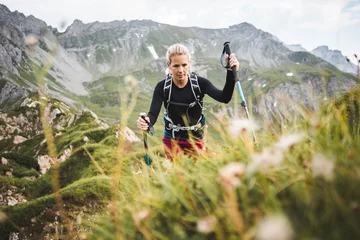 Abenteuerliches sportliches Mädchen, das in wunderschönen Alpenbergen wandert © Daniel J