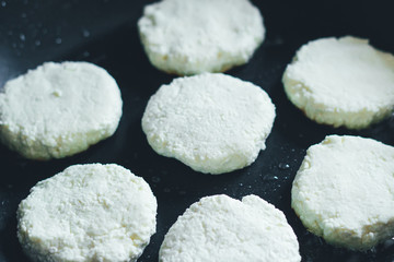 Process of making cheese cakes in a frying pan
