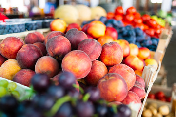 Peaches and nectarines on market
