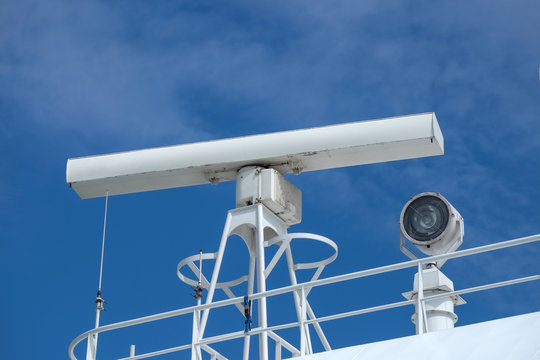 Radarantenne und Suchscheinwerfer &uuml;ber der Br&uuml;cke eines Schiffes