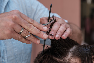 Outdoor Haarschnitte beim Frisör. Close Up Scheere und Kamm