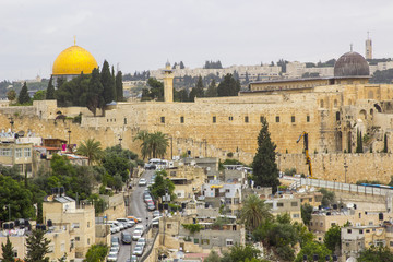 Obraz premium A view of the Dome of the Rock on the Temple Mount in Jerusalem across the city from the rooftop of the ancient Caiaphas's Palace
