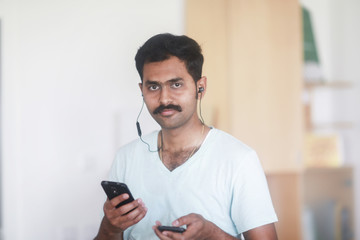 Junger Mann mit bluetooth earset