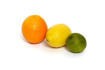 Zitrusfrucht, Orange, Zitrone, Limette auf weißem Hintergrund