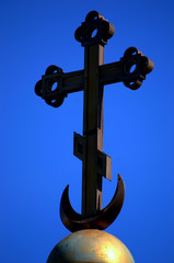 Крест на куполе храма