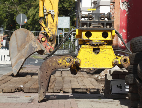 Bagger mit Greifzange und Bagerschaufel