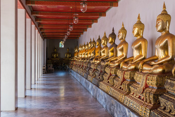 Fototapeta na wymiar Buddha in Wat Phrachetuphon Wimonmangkhalaram Ratchaworamahawihan (Wat Pho)
